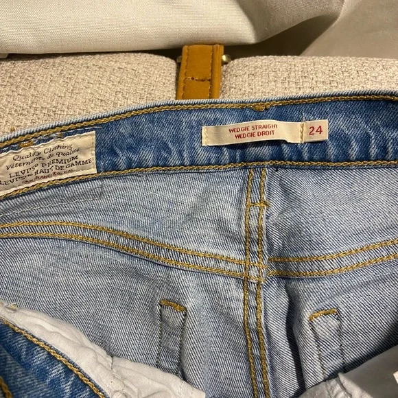 Levi’s Classic Light blue straight-fit cropped jeans. Wore it just two times:) - Picture 3 of 3